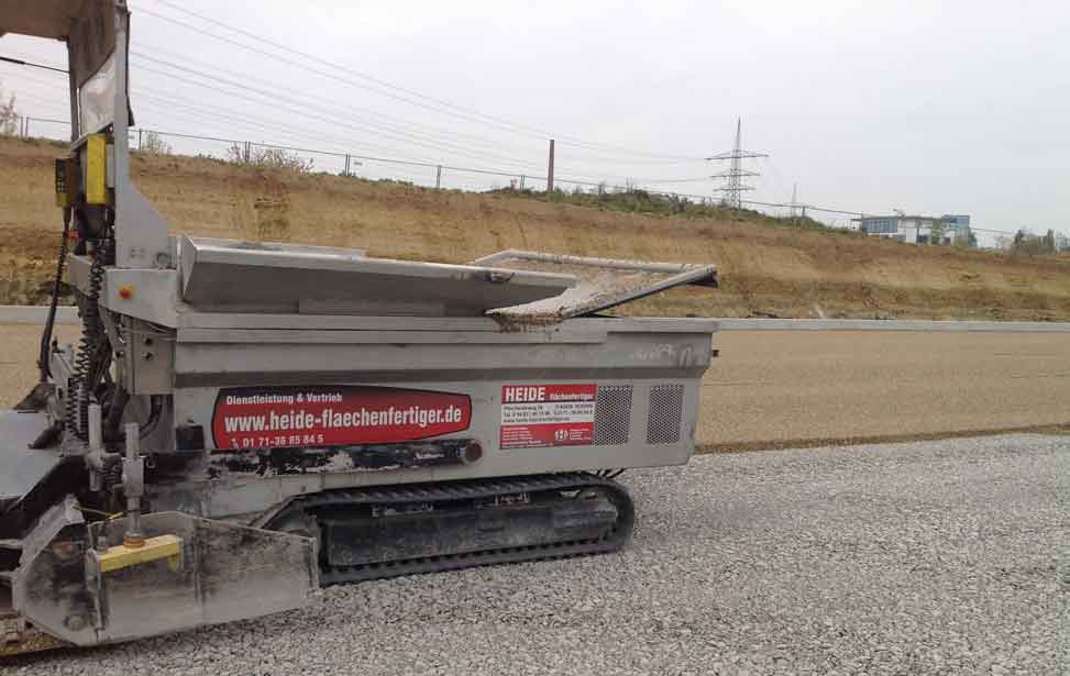 Einbau einer Kiesschicht als Verlegeschicht bzw. Pflasterbett für die Pflasterverlegung mit unserer Maschine.