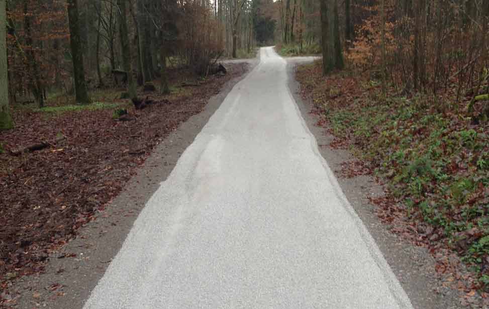 Verbesserte Eigenschaften der Wege und Decken durch das Hinzufügen von natürlichen Zusätzen, Substraten und Granulaten.